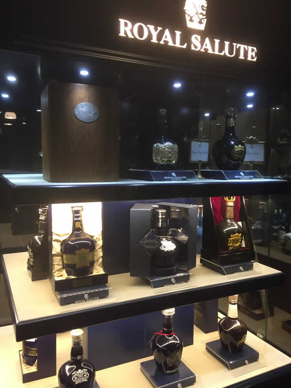 Colección de whisky en el museo