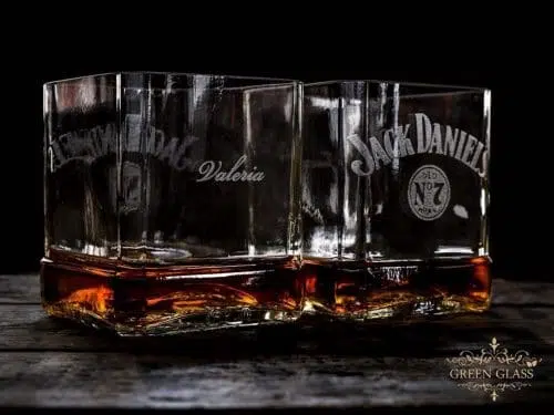 Vaso de whisky Jack Daniels personalizado con nombre grabado.